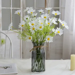 Margaritas artificiales blancas en jarrón de cristal gris para decoración del hogar
