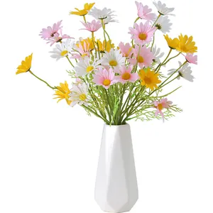 Ramo de margaritas artificiales rosa amarillo y blanco con jarrón blanco geométrico