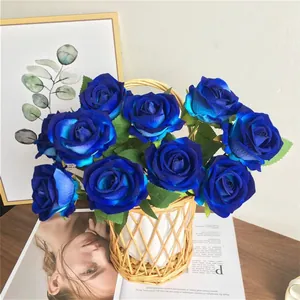Detailopname van kunstmatige blauwe fluwelen rozen in een rieten mand voor huisdecoratie