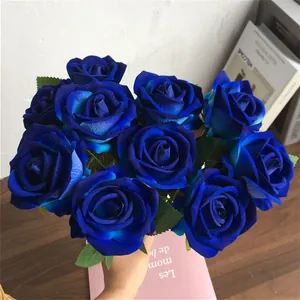 Detailopname van kunstmatige blauwe fluwelen rozen met realistische bladeren