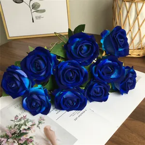 Macro-opname van kunstmatige blauwe fluwelen rozen met kleurverloop voor decoratie