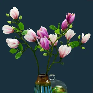 Branche de magnolia artificiel réaliste avec fleurs blanches et violettes en vase bleu