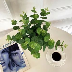 Realistische eucalyptus takken op witte tafel met koffie voor Scandinavisch decor