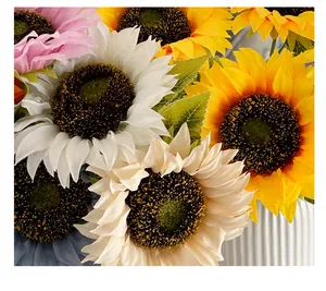 Primer plano de pétalos de girasol artificiales realistas y centros con textura variada