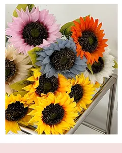 Primer plano de ramo de girasoles artificiales con pétalos de seda y detalles flocados