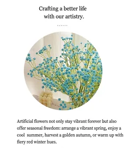 Detalle de flores de gipsofila azul cielo con vela de cubo blanco en un marco redondo