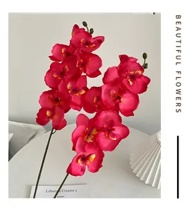 Dettaglio di due orchidee artificiali rosa scuro con texture in seta e steli verdi