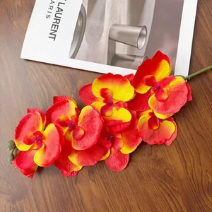 Dettaglio di un'orchidea artificiale realistica a 8 teste con petali rosso-gialli