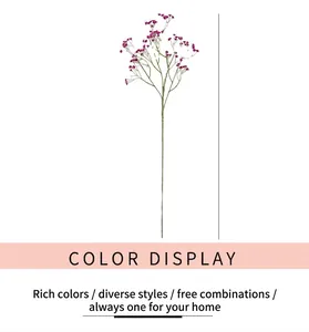Primer plano de flores de gypsophila artificiales en color magenta para decoración