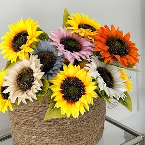 Ramo de girasoles artificiales en cesta tejida para decoración del hogar y mesa