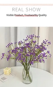 Primer plano de flores artificiales de paniculata violeta en un jarrón de cristal deco