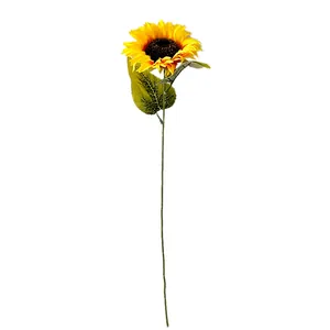 Girasol artificial con tallo largo verde y pétalos amarillos sobre fondo blanco puro
