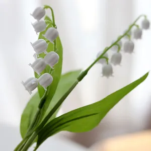 Mazzo di mughetto artificiale realistico con fiori a campana bianchi e foglie verdi