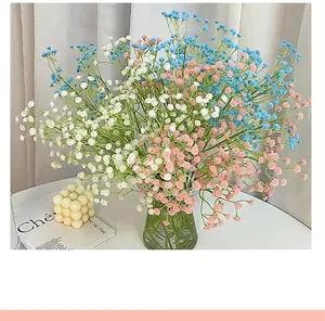 Ramo de paniculata artificial en un jarrón de vidrio con luz natural suave y clara