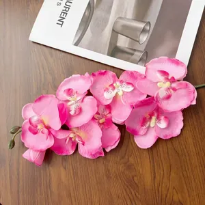 Dettaglio dell'orchidea artificiale a 8 teste con petali in seta e boccioli realistici