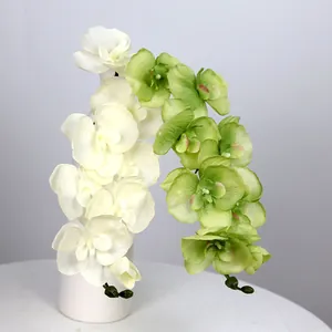 Orchidee phalaenopsis artificiali bianche e verdi in un vaso bianco per la decorazione