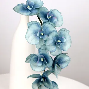 Orchidea artificiale blu a 8 teste in un vaso di ceramica bianca con finitura opaca