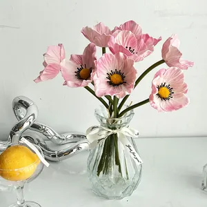 Mazzo di papaveri artificiali rosa in vaso di vetro per decorazione d'interni casa