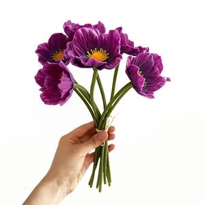 Mazzo di fiori di papavero finti in PU viola con stami gialli realistici tenuti in mano