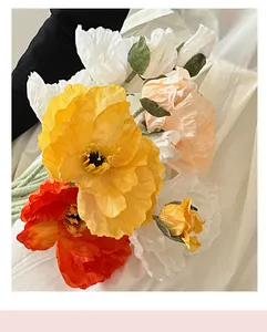Dettaglio di papaveri finti multicolori con petali realistici per decoro casa