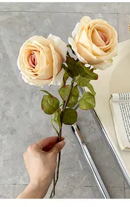 Detalle de rosas artificiales champán con bordes quemados y pétalos de seda decorativos