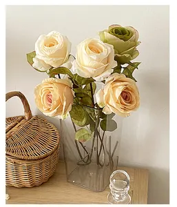 Rosas vintage con bordes quemados en jarrón de vidrio para hogar y bodas