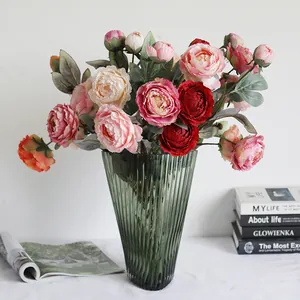 Pivoines artificielles style peinture à l'huile en vase vert pour décor intérieur