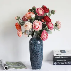 Bouquet de pivoines en soie dans un vase en verre bleu pour décoration intérieure