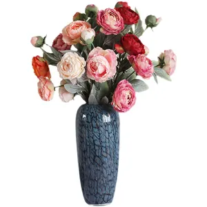 Bouquet de pivoines artificielles en vase bleu pour une décoration intérieure chic