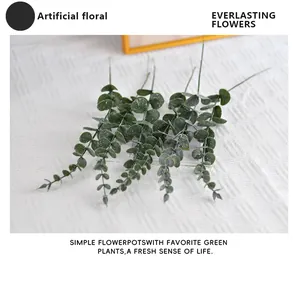 Détail de feuilles d'eucalyptus artificielles avec texture givrée pour décor intérieur