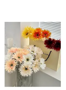 Bunte künstliche Gerbera-Mischung in Glasvase für elegante Heimdekoration und Events