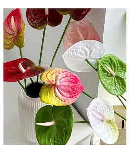 Detailweergave van levensechte 3D-geprinte anthuriums in een witte keramieken vaas