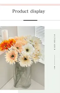 Nahaufnahme künstlicher Gerbera-Strauß in Champagner und Orange mit einer Glasvase