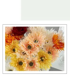 Nahaufnahme künstlicher Gerbera-Blütenblätter in Pfirsich und Gelb für die Deko