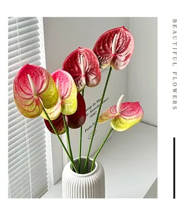 Detail van een 3D-geprinte gradiënt anthurium bloem in een geribbelde witte keramische vaas