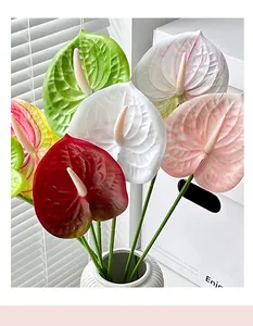 Detailweergave van 3D-geprinte kunstmatige anthuriums in een witte keramieken vaas