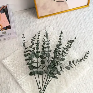 Branche d'eucalyptus artificielle aux feuilles vert poudré pour décorations DIY