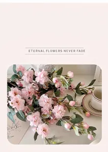 Detalle de flores de camelia artificiales rosas con pétalos y hojas realistas