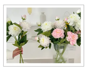 Detailansicht von künstlichen Pfingstrosen aus Seide mit rosa und weißen Blütenblättern