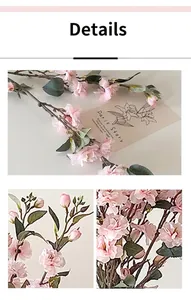 Detalle de ramas de camelia artificiales con flores rosas y hojas verdes suaves