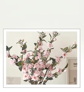 Detalle de ramas de camelia artificial rosa realista con pétalos de seda suaves