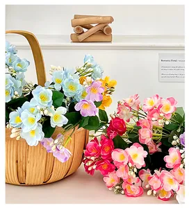Fiori di gelsomino artificiali colorati in un cesto intrecciato per decorazione