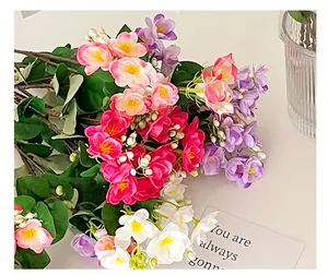 Dettaglio di fiori di gelsomino artificiali realistici con foglie per l'arredo casa