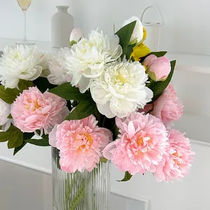 Künstlicher Pfingstrosenstrauß in Rosa und Cremeweiß in einer Glasvase mit Streifen
