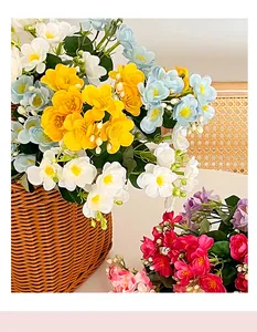 Dettaglio di fiori di gelsomino in seta colorata in un cesto per decorazione