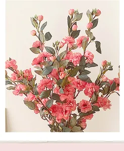 Detailansicht künstlicher rosa Kamelien aus Seide mit grünen Blättern für Heimdekoration