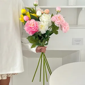 Künstlicher Blumenstrauß aus rosa und weißen Pfingstrosen für die Heimdekoration