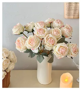Détail de roses artificielles à bords brûlés dans un vase en céramique pour décoration