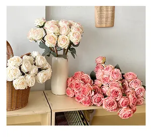 Détail de roses en soie rose clair et crème avec des couches riches pour la maison