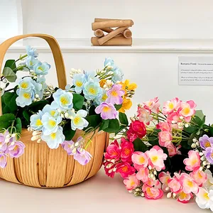 Bouquet di gelsomino artificiale pastello in cesto di vimini per decorazione tavola